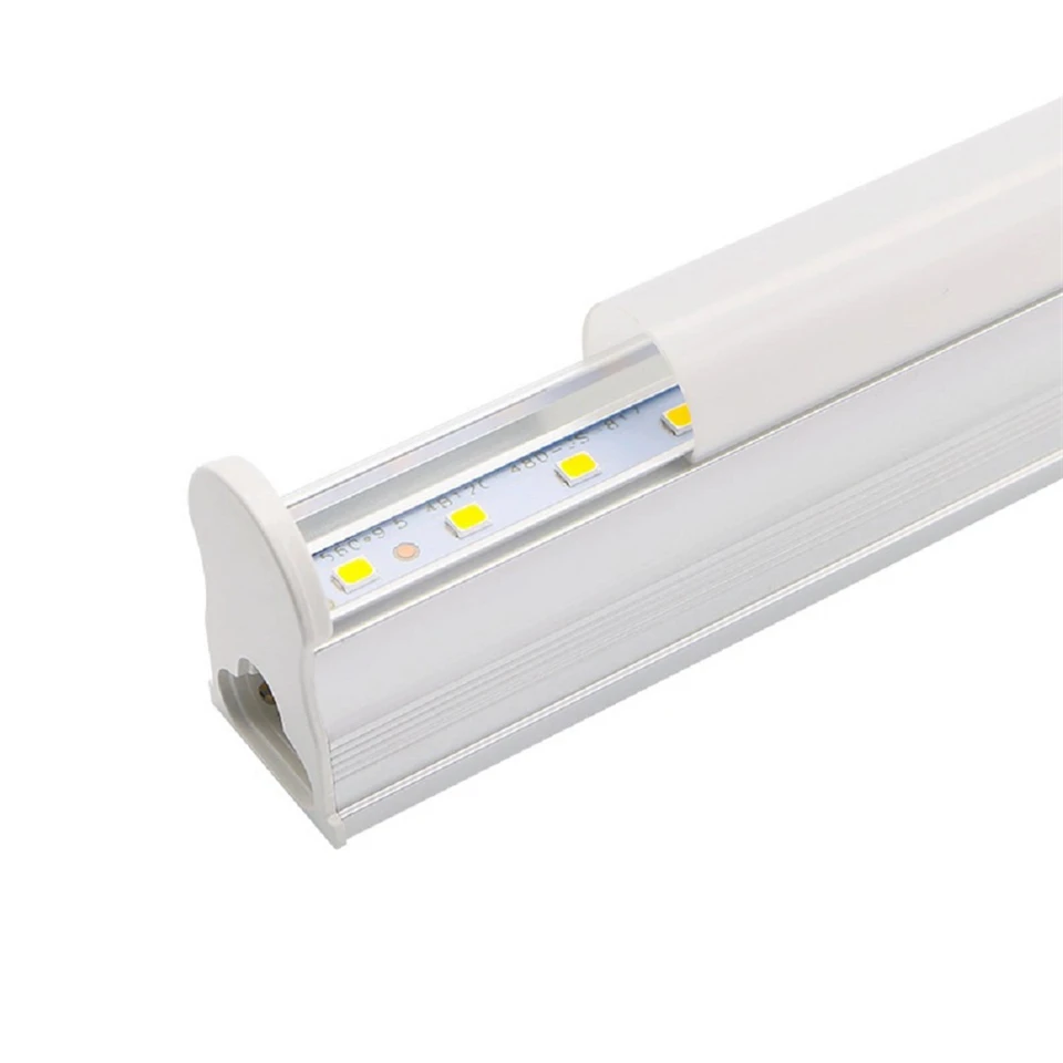 700 lumen fényerejű, 57 cm-es T5 LED fénycső armatúrával és hálózati csatlakozóval 8W