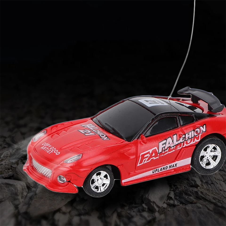 Mini távirányítós kisautó világító fényszórókkal üdítős dobozban