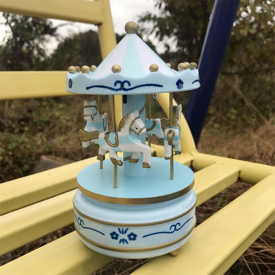 Felhúzható, zenélő- forgó körhinta lovacskákkal gyerekszobába - 11 x 18 cm - kék