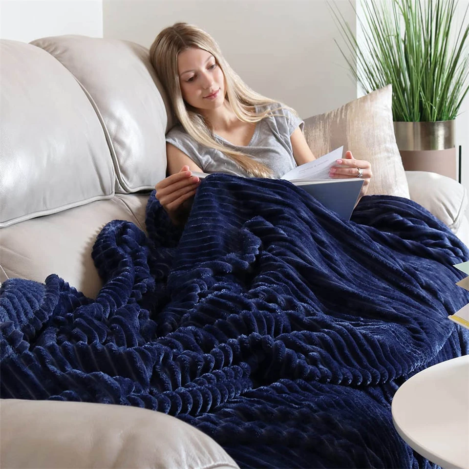 Bordázott, kellemes tapintású puha plüss takaró - sötétkék pléd, 150X200cm