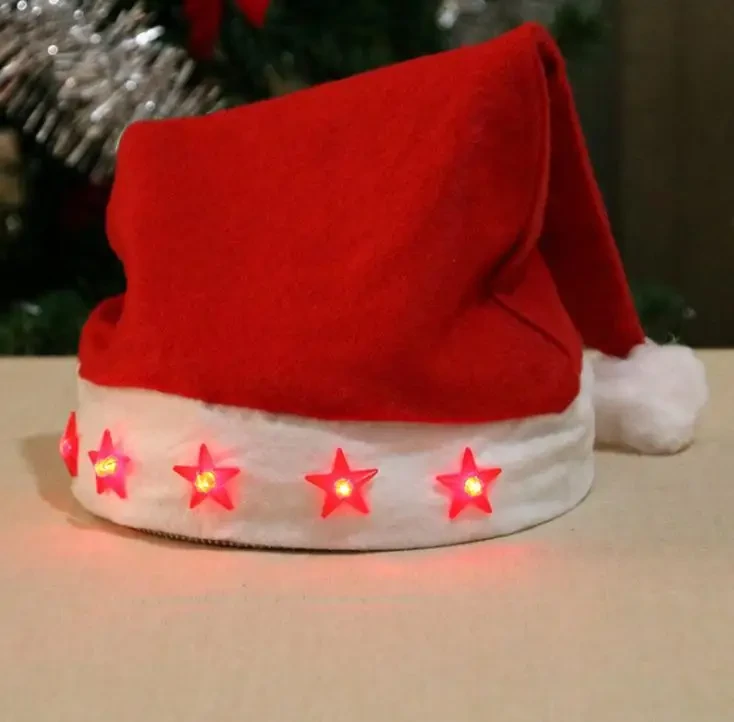 Univerzális méretű Mikulás sapka bojttal és világító csillagokkal légáteresztő filc anyagból - piros, fehér